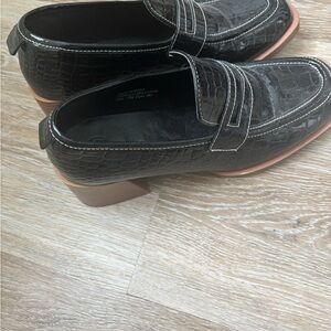 Woman’s Black Crocodile Pattern Loafers